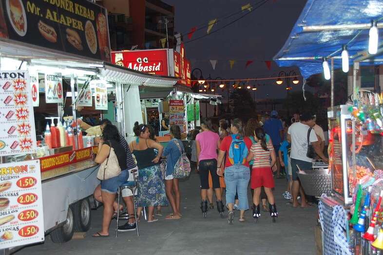 Imagen de archivo de los chiringuitos en el paseo de Melenara (Foto TA)